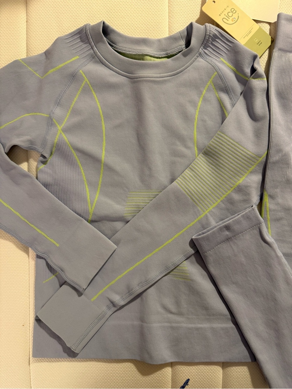 Girls 2-piece moisture wicking thermal base layer for skiing/training. New w/tag